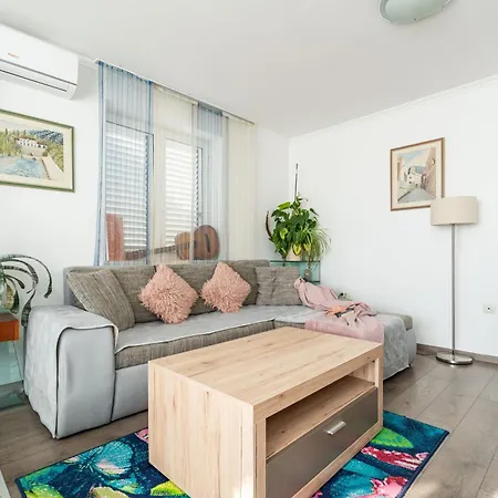 Apartments And Room Lora Guest house