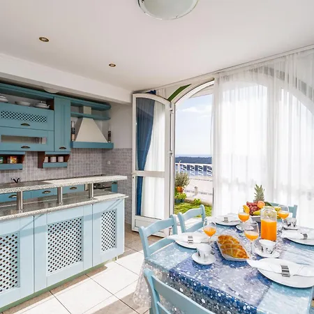 Guest house Apartments And Room Lora 3*