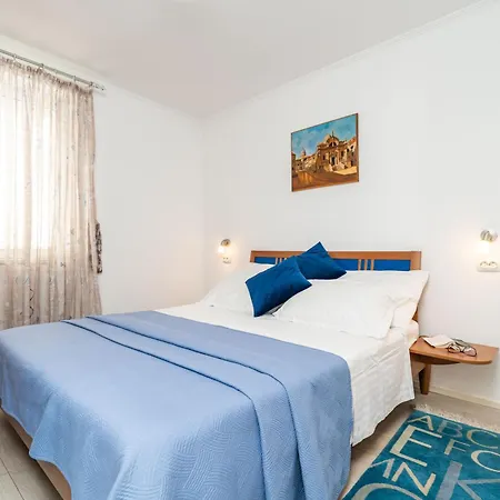 Apartments And Room Lora 3*