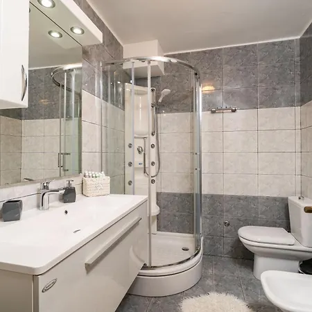 Guest house Apartments And Room Lora