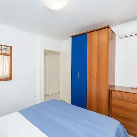 Apartments And Room Lora Guest house 3*