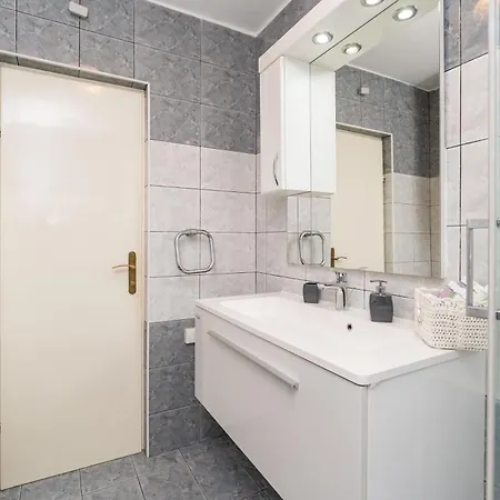 Apartments And Room Lora Guest house