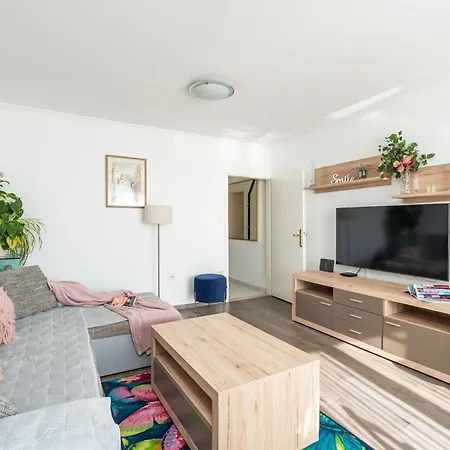 Guest house Apartments And Room Lora
