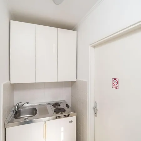 Apartments And Room Lora Guest house 3*