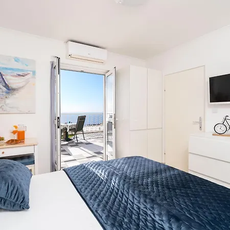 Apartments And Room Lora Guest house