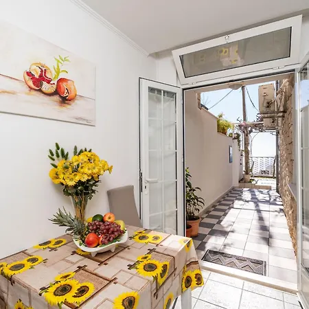 Apartments And Room Lora