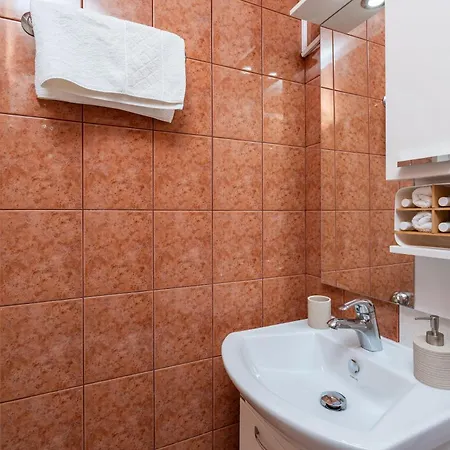 Apartments And Room Lora 3*
