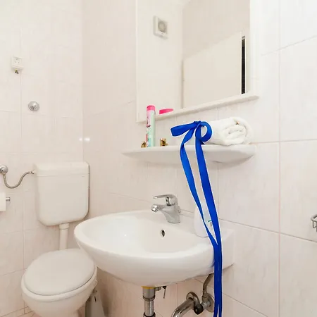 Apartments And Room Lora Guest house