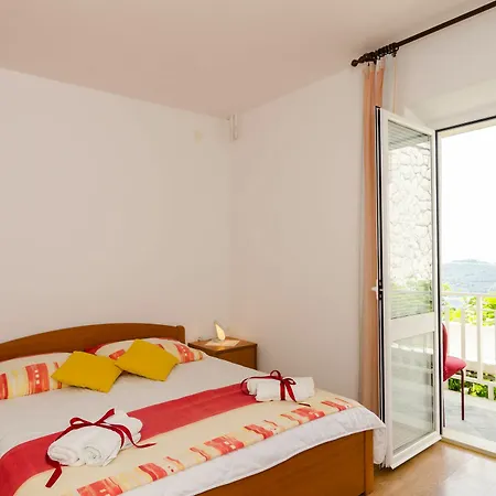 Apartments And Room Lora Guest house 3*