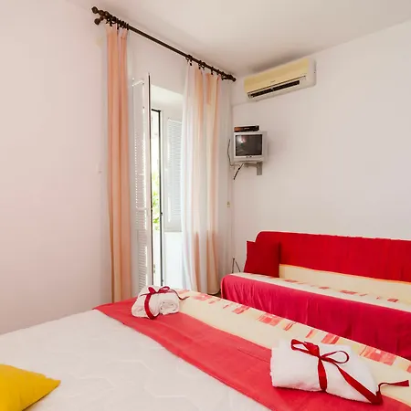 Guest house Apartments And Room Lora 3*