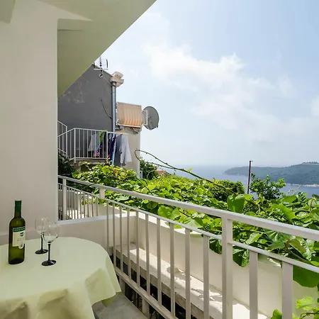 Apartments And Room Lora Guest house